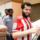 El ministro saudí Turki Al-Sheikh el 2 de agosto de 2019 nada más firmar la compra del Almería.