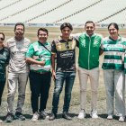 Francisco con aficionados del Santos Laguna.