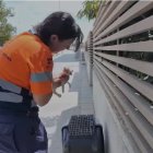 Irene Martínez durante el rescate de un pequeño gatito