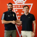 Un futbolista de enorme categoría se abre paso en los banquillos.