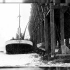 El mineral cayendo sin barreras desde el cargadero hasta la bodega de un barco. Esta imagen se repetía con frecuencia en los años 60.