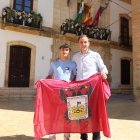 Javier Castillo recibe bandera municipio de Vera de manos del alcalde de Vera, Alfonso García.