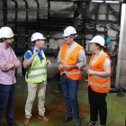 Los operarios visitando la caldera de la Piscina Municipal de Adra.