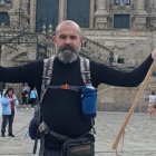 Jaime Luis nada más llegar a Santiago de Compostela, donde coincidió con la FAAM en la Plaza del Obradoiro.