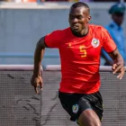 Bruno Langa con la Selección de Mozambique.