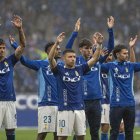 Francisco Portillo liderando la fiesta del Real Oviedo tras derrotar al Cádiz.