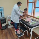 Un pediatra en consulta atendiendo a un niño en la provincia de Anta.