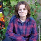 La almeriense Helena Moreno Padilla y la cubierta de su novela ‘Más allá de la muralla’