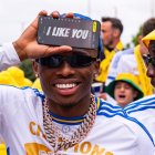 El ex del Almería, Largie Ramazani, celebrando el título de la Championship con el Leeds United, que logró 100 puntos.