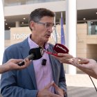 Sánchez Teruel, en su atención a los medios a las puertas del Hospital Torrecárdenas.