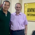 Enrique Martínez-Salanova con Antonio Hermosa, coordinador de Amnistía Internacional en Almería.