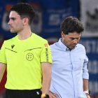 Rubi cabizbajo después de encajar el segundo gol. El Almería lo tiene muy difícil para pasar.