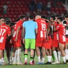 La piña de los futbolistas del Almería al final del partido en el Estadio de los Juegos Mediterráneos ante el Oviedo de Paunovic.