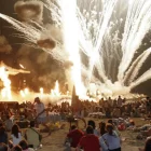 Hogueras de San Juan celebrada en una de las playas de Almería