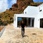 El agente inmobiliario muestra la vivienda a la venta en Mojácar