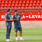 El míster con Jaume Torras, su 2º en el Almería.