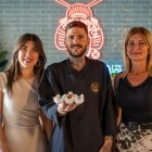 El responsable de Nakama, Adrián González Aguado, presenta su creación para esta ruta de la tapa roquetera.