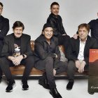 Los Secretos, en una imagen promocional de esta gira. A la derecha, portada del disco ‘El primer cruce’, con Álvaro Urquijo en Tabernas.