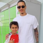 El pequeño Adrián Pavón posa con la estrella del Liverpool.