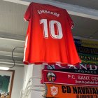 Una camiseta preside el bar del campo en el municipio de Serranillos.