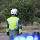 Un agente de la Guardia Civil de Tráfico de espaldas en una imagen de archivo
