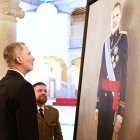 Felipe VI observa el retrato en una tabla de piedra Dekton realizado por el artista Antonio Menchón.