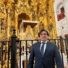 Manuel López Jerez, ante la Virgen del Rocío.