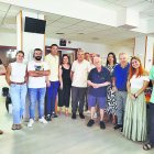 Juan Fernández, en el centro de la imagen, junto al editor de La Voz, José Luis Martínez; la nueva consejera delegada, Gemma Salinas; el director del periódico, Pedro Manuel de la Cruz, y redactores de La Voz de Almería.