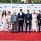 Representantes institucionales y miembros del Grupo Pura Vida posan durante la gala de los Premios Levante, que reconocen el esfuerzo y la excelencia de empresas que han marcado la historia de la comarca.
