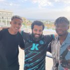 Lázaro con Turki Al-Sheikh y El Bilal Touré nada más aterrizar en Almería.