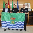 Francisco Góngora y Marco Muñoz haciendo entrega de la bandera de El Ejido a Lucie Carmen.