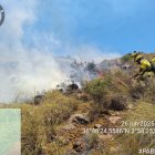 Operarios luchando contra las llamas en el incendio de Río Chico.