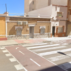 En el centro, vivienda en la que se ha producido el crimen que ha acabado con la vida de una mujer en Almería.