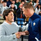 Rubi saludando al entrenador del Castellón Jozef Plat antes de una goleada en Castalia.