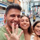 Joaquín grabando en Japón con su familia.