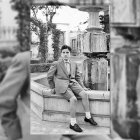 El niño Antonio Pelegrín en la fuente de la Plaza de San Pedro en sus últimos años con pantalón corto, cuando empezaba a rozarle la adolescencia.