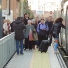 Pasajeros subiendo a un tren en la estación de Huércal de Almería