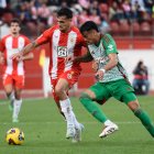Marc Pubill en el partido Almería-Granada. El defensa saldrá de la entidad rojiblanca este verano y el club hará caja.