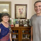 Mari Carmen Requena junto al autor de la entrevista Antonio Hermosa, rodeada de alguno de los trofeos que ha ido cosechando en su carrera deportiva.
