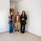 Visita de Eloísa Cabrera y María del Mar Vázquez a una promoción de VPO