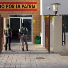 Agentes de la Guardia Civil frente a las puertas de la comandancia.