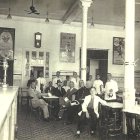 Cervecería El Oro del Rhin. En el centro Bernardo Ruiz, delante su hijo Antonio Ruiz, junto a empleados y clientes.