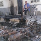 El propietario delante de los rescoldos del fuego.