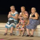 Tres de las cinco hermanas almerienses tomando un granizado en la Playa de El Zapillo