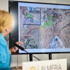 Eloísa Cabrera señalando el suelo para el traslado de las gacelas