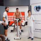 La estrella del Granada pedalea mientras realiza pruebas médicas.