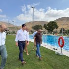 El equipo de gobierno visita el resultado de las obras en la piscina.