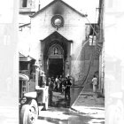 Una brigada municipal sofocando el incendio en la puerta de la iglesia de Santo Domingo en julio de 1936.