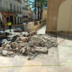 El suelo que pusieron hace poco más de un mes vuelve a ser levantado.