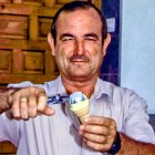 Arturo preparando un helado